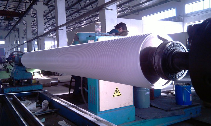 自动包胶机工作中